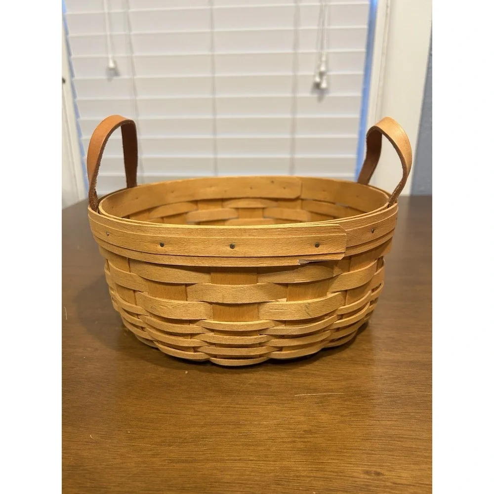 Vintage 1998 Med round Longaberger basket w/ leather handles 9.5